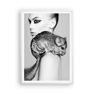 Poster in einem weißen Rahmen - Dame mit einem Chinchilla - 70x100 cm