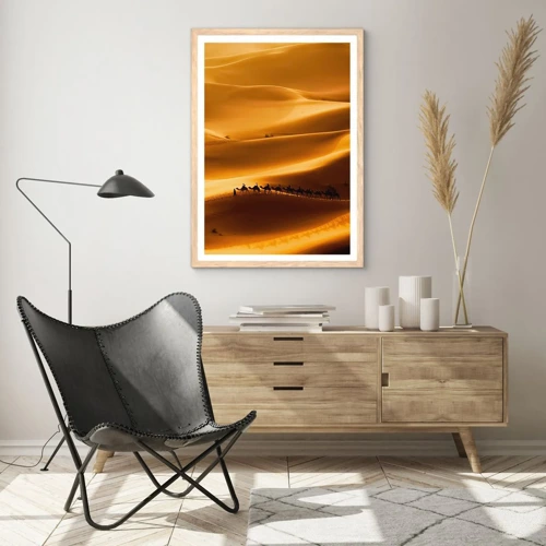 Poster in einem Rahmen aus heller Eiche - Wohnwagen in den Wüstenwellen - 50x70 cm