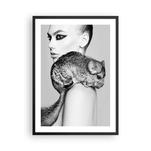 Poster in einem schwarzem Rahmen - Dame mit einem Chinchilla - 50x70 cm