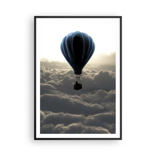 Poster in einem schwarzem Rahmen - Ein Wanderer über den Wolken - 70x100 cm