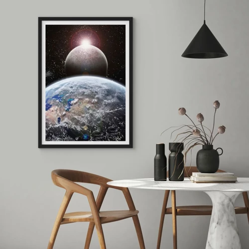 Poster in einem schwarzem Rahmen - Weltraumlandschaft - Sonnenaufgang - 50x70 cm