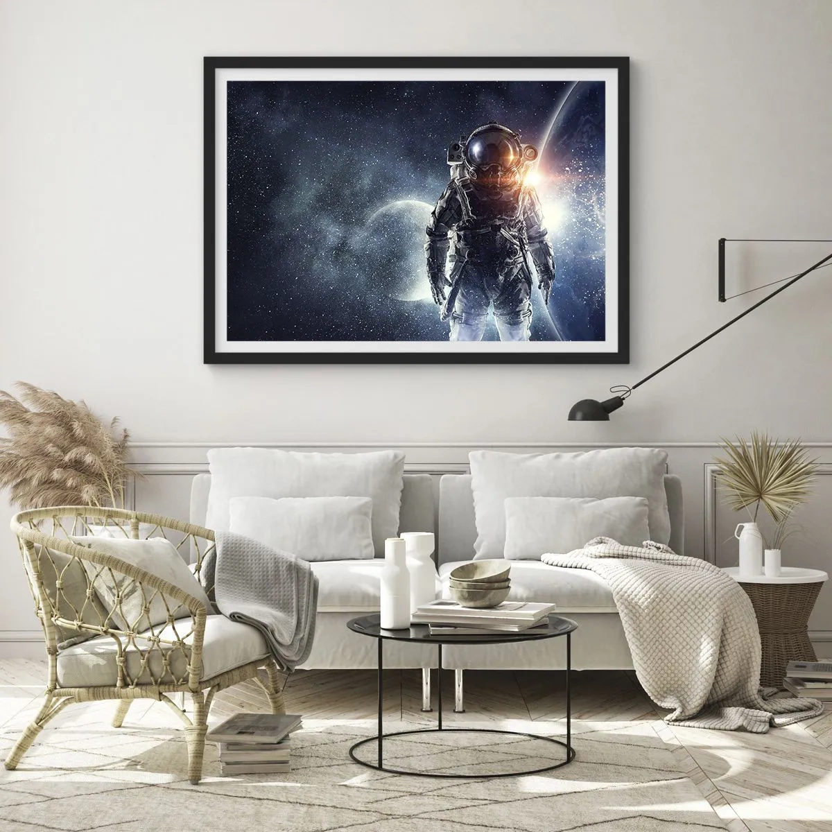 Poster in einem schwarzem Rahmen - Astronaut vor dem Hintergrund des Weltraums und des Planeten Erde - 70x50cm - Weltraumabenteuer - Moderne Wanddekoration für Wohnzimmer und Schlafzimmer ARTTOR