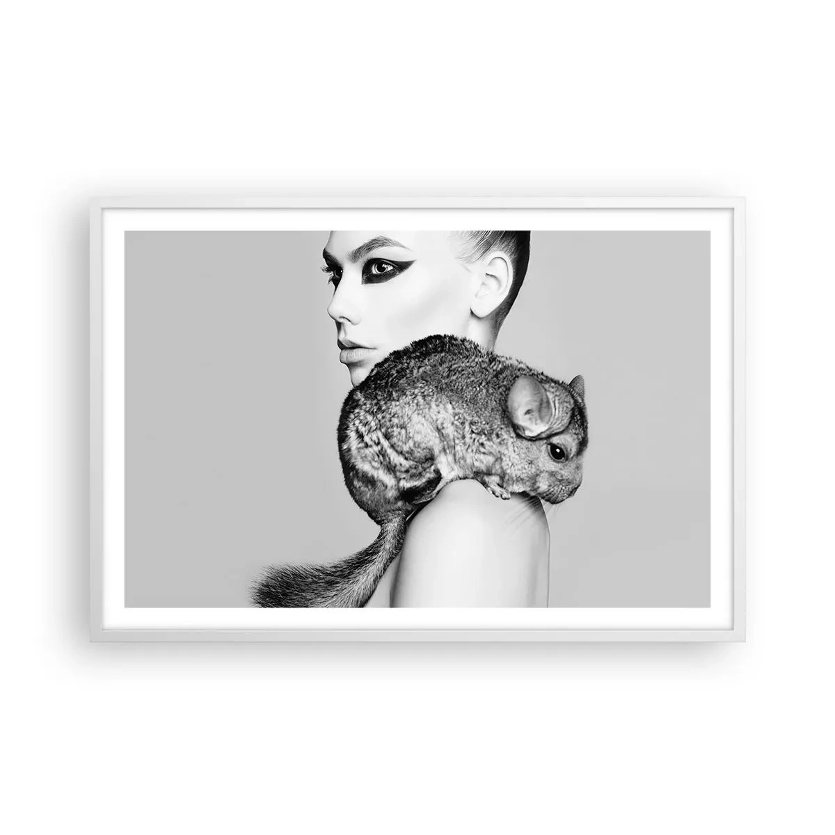 Poster in einem weißen Rahmen - Dame mit einem Chinchilla - 91x61 cm