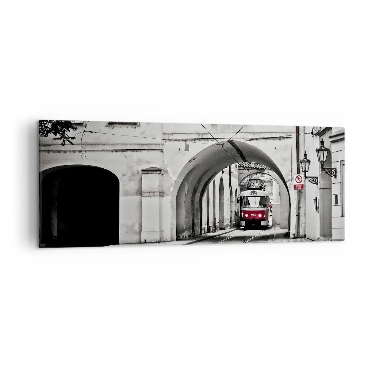 Bild auf Leinwand - Leinwandbild - Eine schwarz-weiße Straßenbahn in einer historischen Stadtstraße - 140x50cm - Durch das Stadtlabyrinth - Moderne Wanddekoration für Wohnzimmer und Schlafzimmer ARTTOR