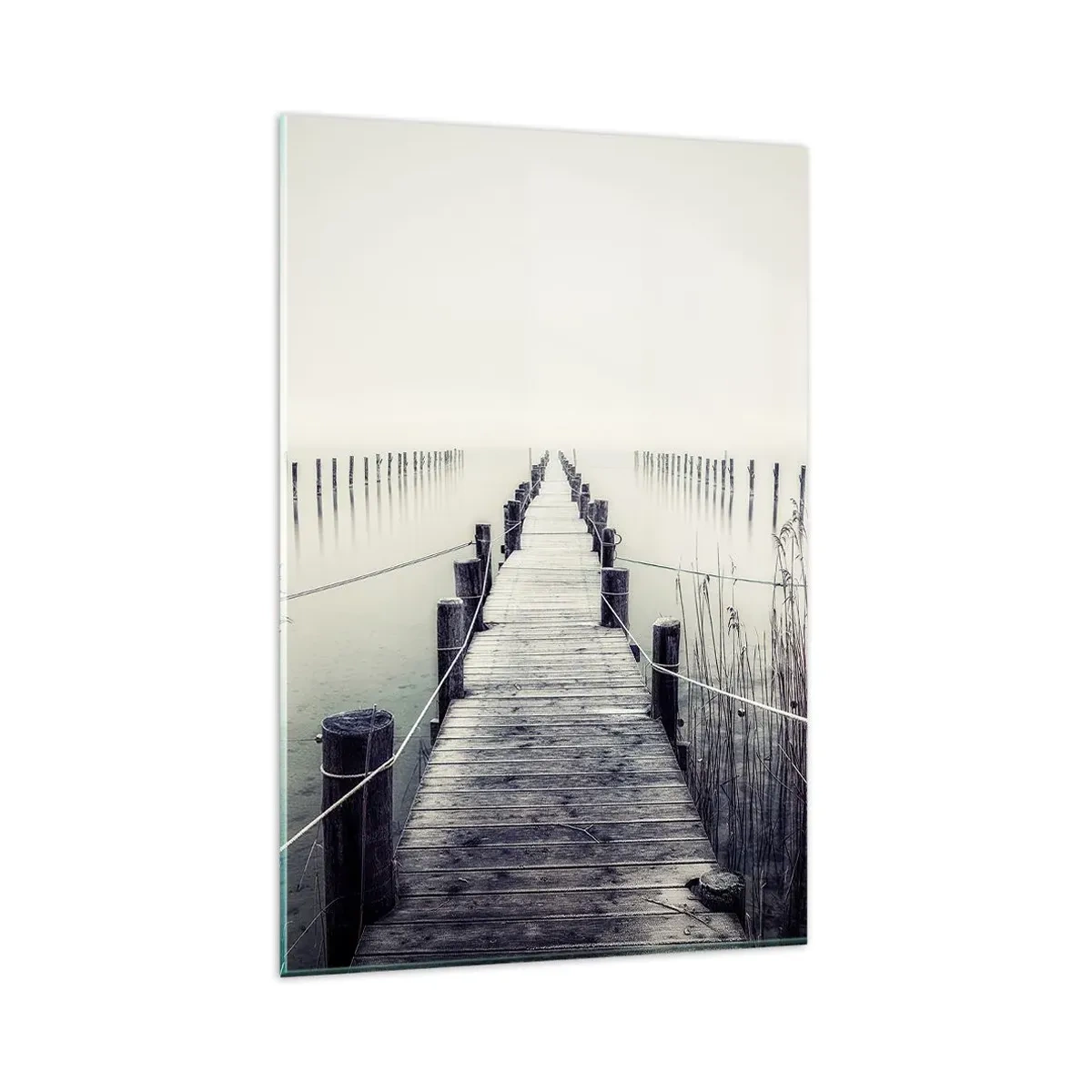 Glasbild - Bild auf glas - Eine Holzbrücke, die in einen nebligen Raum führt - 80x120cm - Tauchen Sie in Ruhe ein - Moderne Wanddekoration für Wohnzimmer und Schlafzimmer ARTTOR