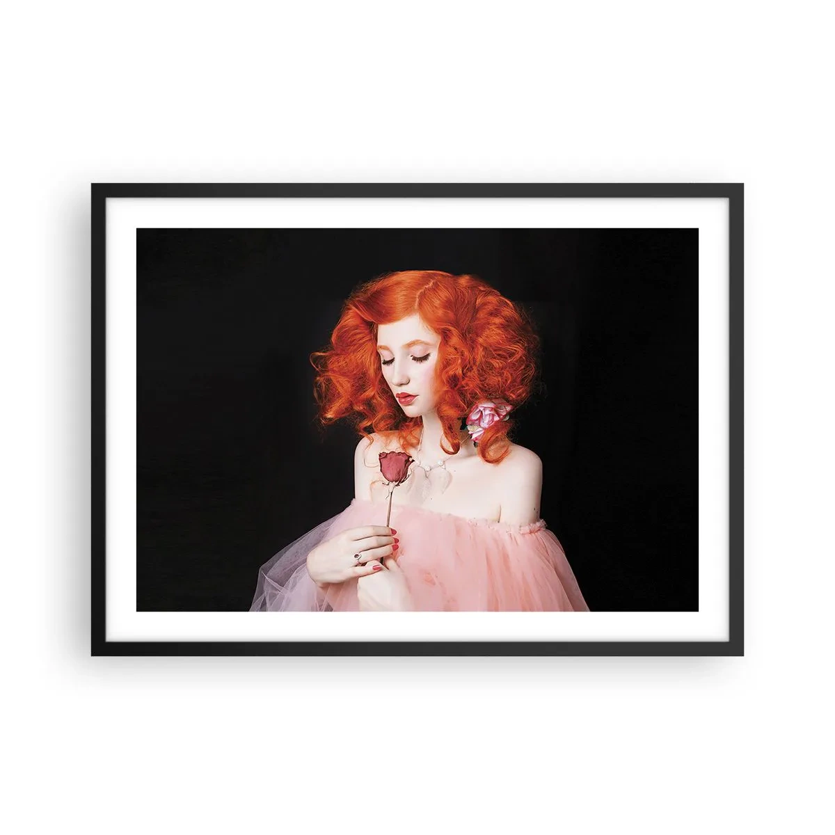 Poster in einem schwarzem Rahmen - Eine Frau mit roten Haaren hält eine Rose - 70x50cm - Im barocken Stil - Moderne Wanddekoration für Wohnzimmer und Schlafzimmer ARTTOR