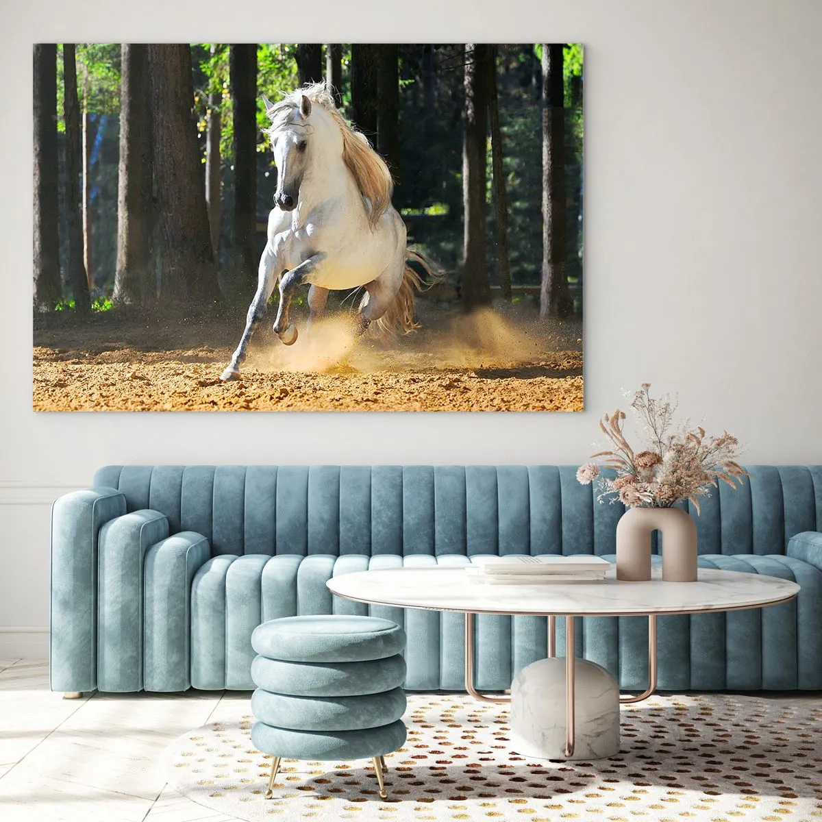 Glasbild - Bild auf glas - Ein weißes Pferd galoppiert auf sandigem Boden im Wald - 120x80cm - Wie aus einem Fantasy-Roman - Moderne Wanddekoration für Wohnzimmer und Schlafzimmer ARTTOR