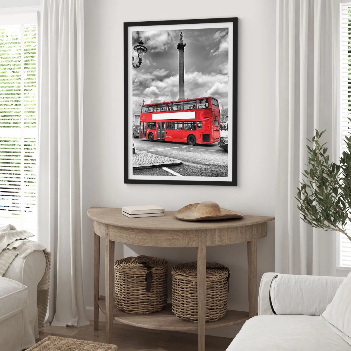 Poster in einem schwarzem Rahmen - Ein roter Bus vor einer schwarz-weißen Stadtkulisse - 50x70cm - Der wahre Blutkreislauf der Stadt - Moderne Wanddekoration für Wohnzimmer und Schlafzimmer ARTTOR