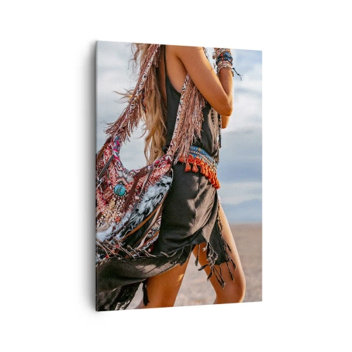Bild auf Leinwand - Leinwandbild - Eine Frau im Boho-Stil mit Feder- und Schmuckdetails - 70x100cm - Das Mädchen des Schamanen - Moderne Wanddekoration für Wohnzimmer und Schlafzimmer ARTTOR