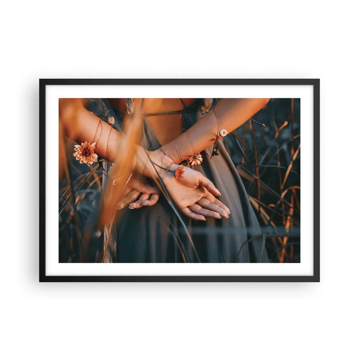 Poster in einem schwarzem Rahmen - Sinnliche Hände mit Blumen in einer natürlichen Umgebung - 70x50cm - Verbunden mit der Natur - Moderne Wanddekoration für Wohnzimmer und Schlafzimmer ARTTOR