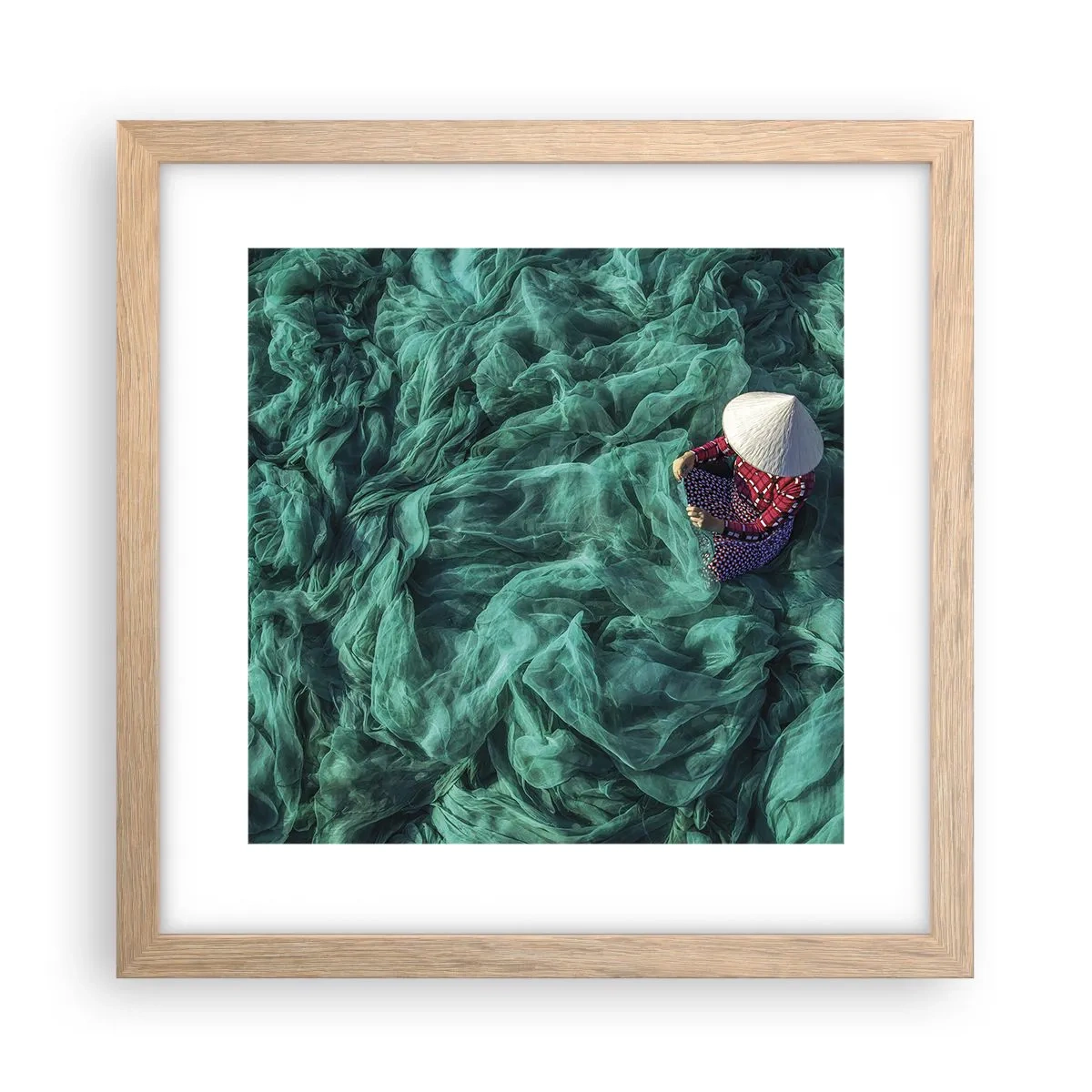 Poster in einem Rahmen aus heller Eiche - In einem Meer aus Netzen - 30x30 cm