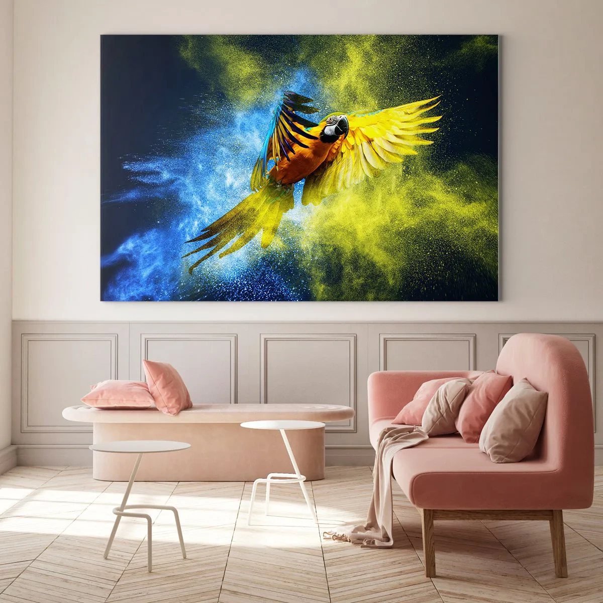 Glasbild - Bild auf glas - Ein bunter Papagei im Flug vor einem gelben und blauen Hintergrund - 70x50cm - Im blauen und goldenen Staub - Moderne Wanddekoration für Wohnzimmer und Schlafzimmer ARTTOR