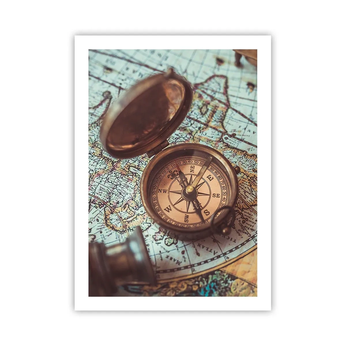 Poster - Ein antiker Kompass vor dem Hintergrund einer Weltkarte - 50x70cm - Für den Abenteurer - Moderne Wanddekoration für Wohnzimmer und Schlafzimmer ARTTOR