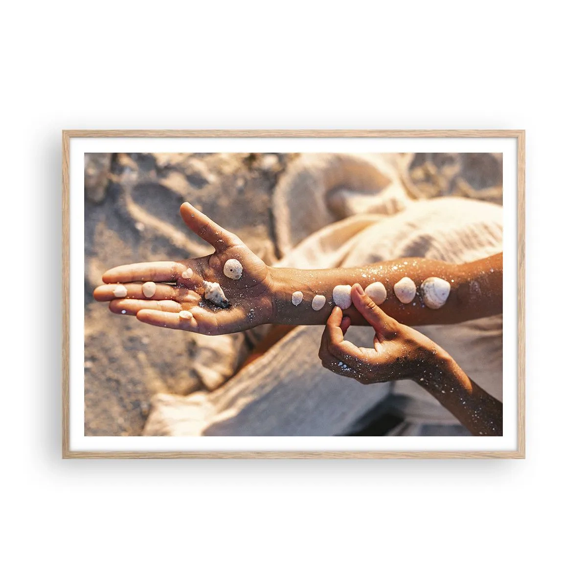 Poster in einem Rahmen aus heller Eiche - Schönheit an Ihren Fingerspitzen - 100x70 cm