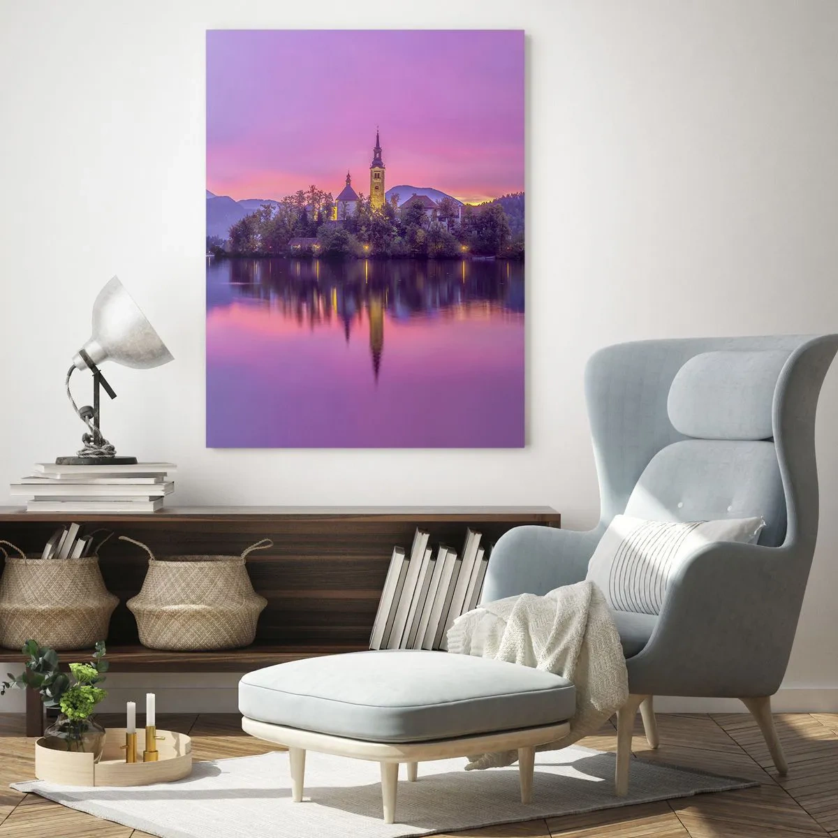 Glasbild - Bild auf glas - Eine Kirche auf einer Insel mit Bergen und einem Sonnenuntergang im Hintergrund - 50x70cm - Eine märchenhafte Insel in der Abenddämmerung - Moderne Wanddekoration für Wohnzimmer und Schlafzimmer ARTTOR