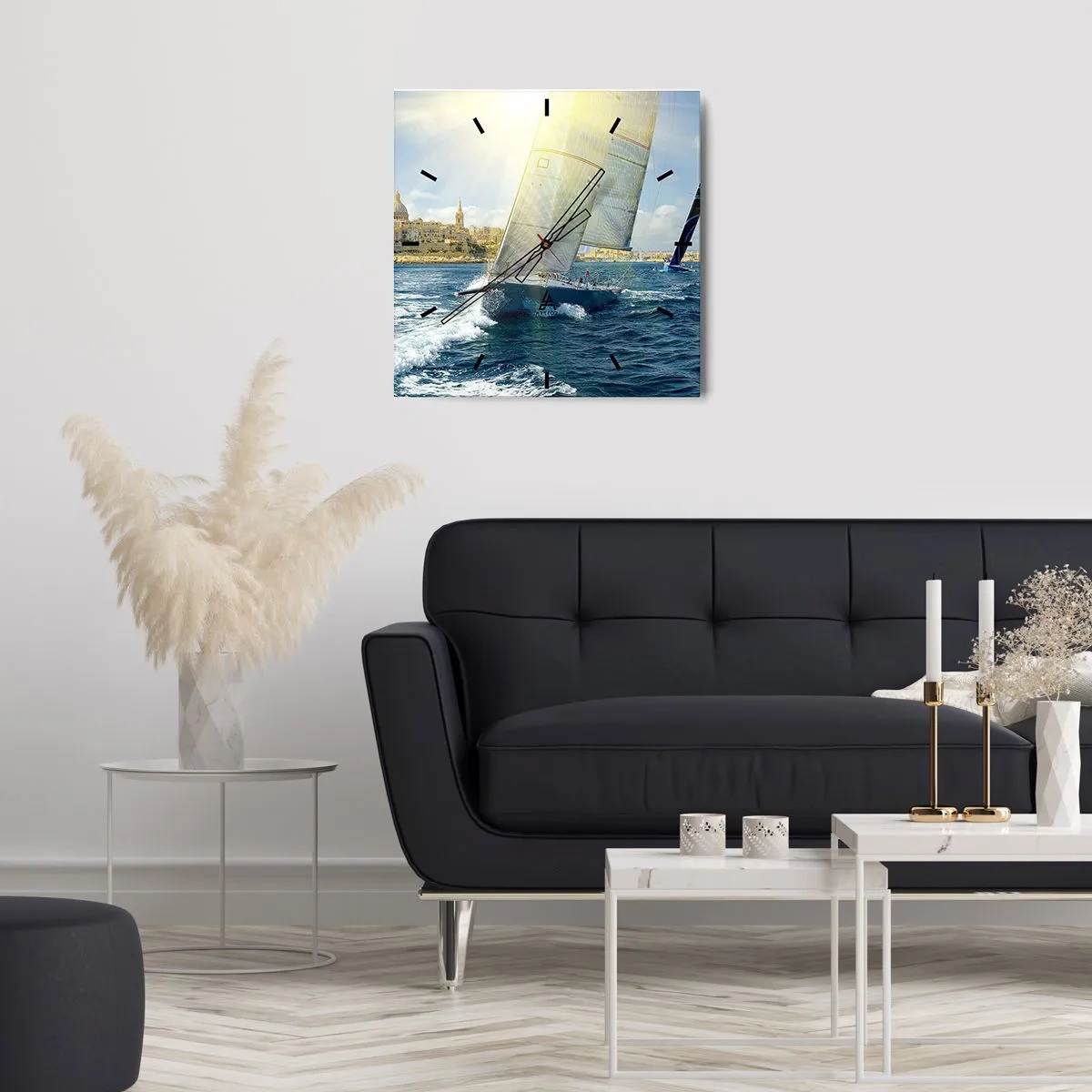 Wanduhr - Glasuhr - Yachtrennen vor der Kulisse einer sonnigen Küste - 30x30cm - Es ist Zeit die Stadt zu verlassen - Moderne Wanddekoration für Wohnzimmer und Schlafzimmer ARTTOR