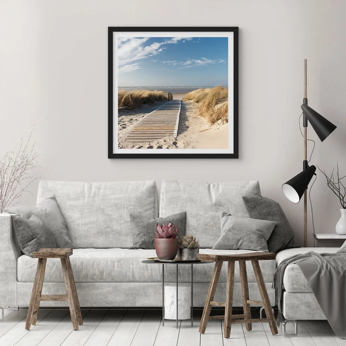 Poster in einem schwarzem Rahmen - Hinter der Düne, im Rauschen des Grases - 40x40 cm