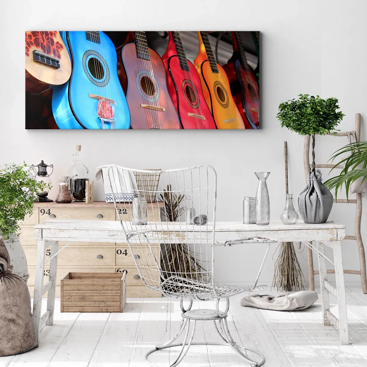 Bild auf Leinwand - Leinwandbild - Bunte Akustikgitarren hängen in einer Reihe auf dem Display - 120x50cm - Lateinische Atmosphäre - Moderne Wanddekoration für Wohnzimmer und Schlafzimmer ARTTOR