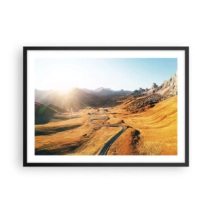 Poster in einem schwarzem Rahmen - Eine kurvenreiche Straße in den Bergen, beleuchtet von der untergehenden Sonne - 70x50cm - In einem goldenen Tal - Moderne Wanddekoration für Wohnzimmer und Schlafzimmer ARTTOR
