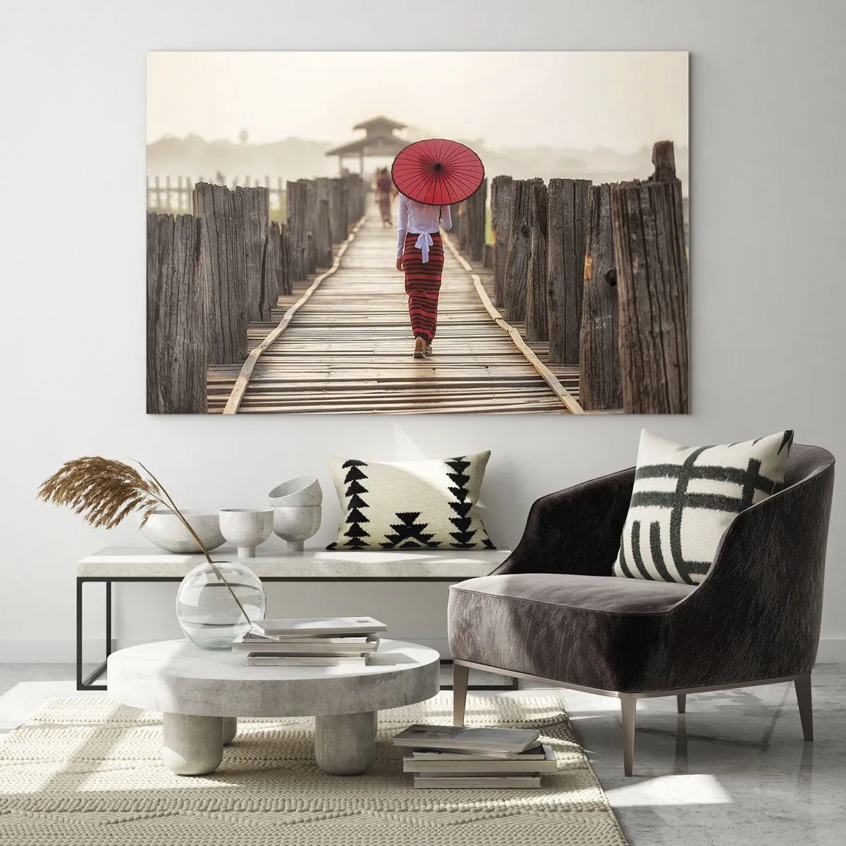 Glasbild - Bild auf glas - Eine Frau mit einem roten Regenschirm auf einer Holzbrücke - 70x50cm - Auf der alten Brücke - Moderne Wanddekoration für Wohnzimmer und Schlafzimmer ARTTOR