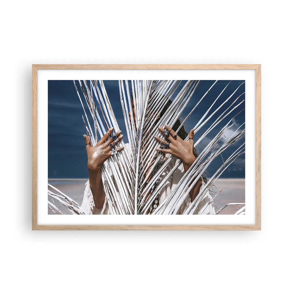 Poster in einem Rahmen aus heller Eiche - Das Mädchen des Schamanen? - 70x50 cm