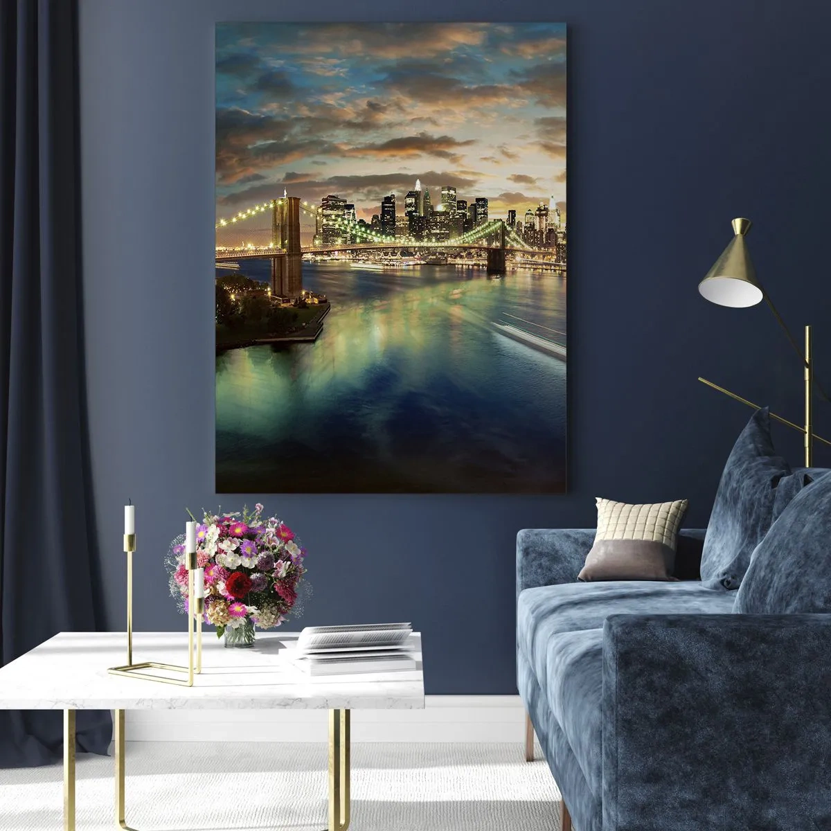 Glasbild - Bild auf glas - Blick auf die Brücke und die Stadt bei Sonnenuntergang - 50x70cm - Ein heller Abend über Manhattan - Moderne Wanddekoration für Wohnzimmer und Schlafzimmer ARTTOR