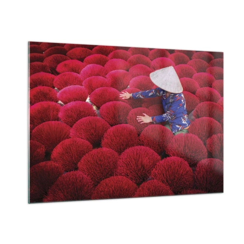 Glasbild - Bild auf glas - Ein Arbeiter zwischen roten Räucherstäbchen vor einem gemusterten Hintergrund - 100x70cm - Im Reisfeld - Moderne Wanddekoration für Wohnzimmer und Schlafzimmer ARTTOR