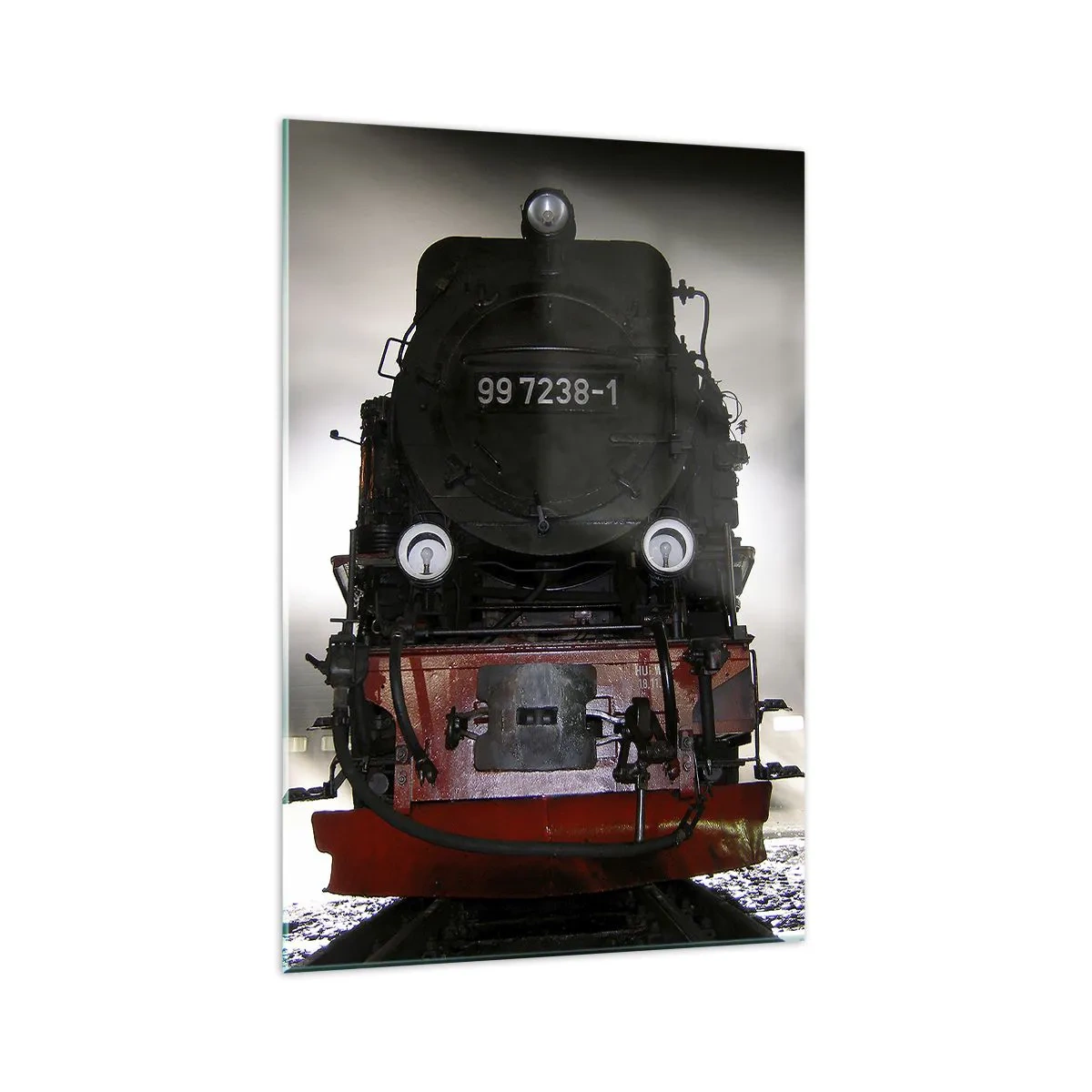 Glasbild - Bild auf glas - Eine Dampflokomotive, umgeben von Dampf vor einem dunklen Himmel in einer stimmungsvollen Umgebung - 70x100cm - Er steht und keucht, seufzt und pustet - Moderne Wanddekoration für Wohnzimmer und Schlafzimmer ARTTOR