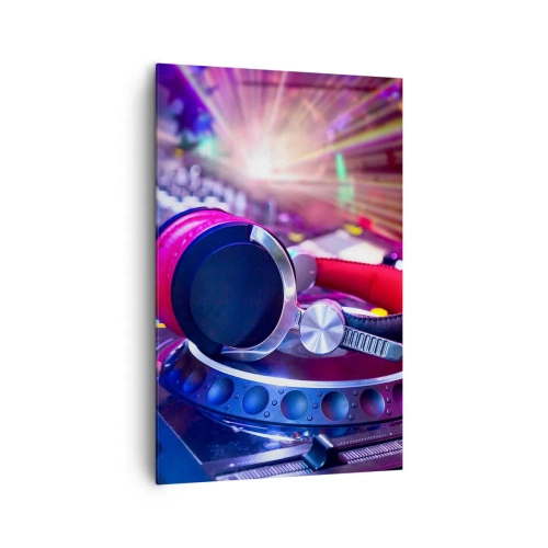 Bild auf Leinwand - Leinwandbild - DJ-Kopfhörer auf einer Konsole, die von Scheinwerfern auf einer Party beleuchtet wird - 80x120cm - Es wird, es wird passieren - Moderne Wanddekoration für Wohnzimmer und Schlafzimmer ARTTOR