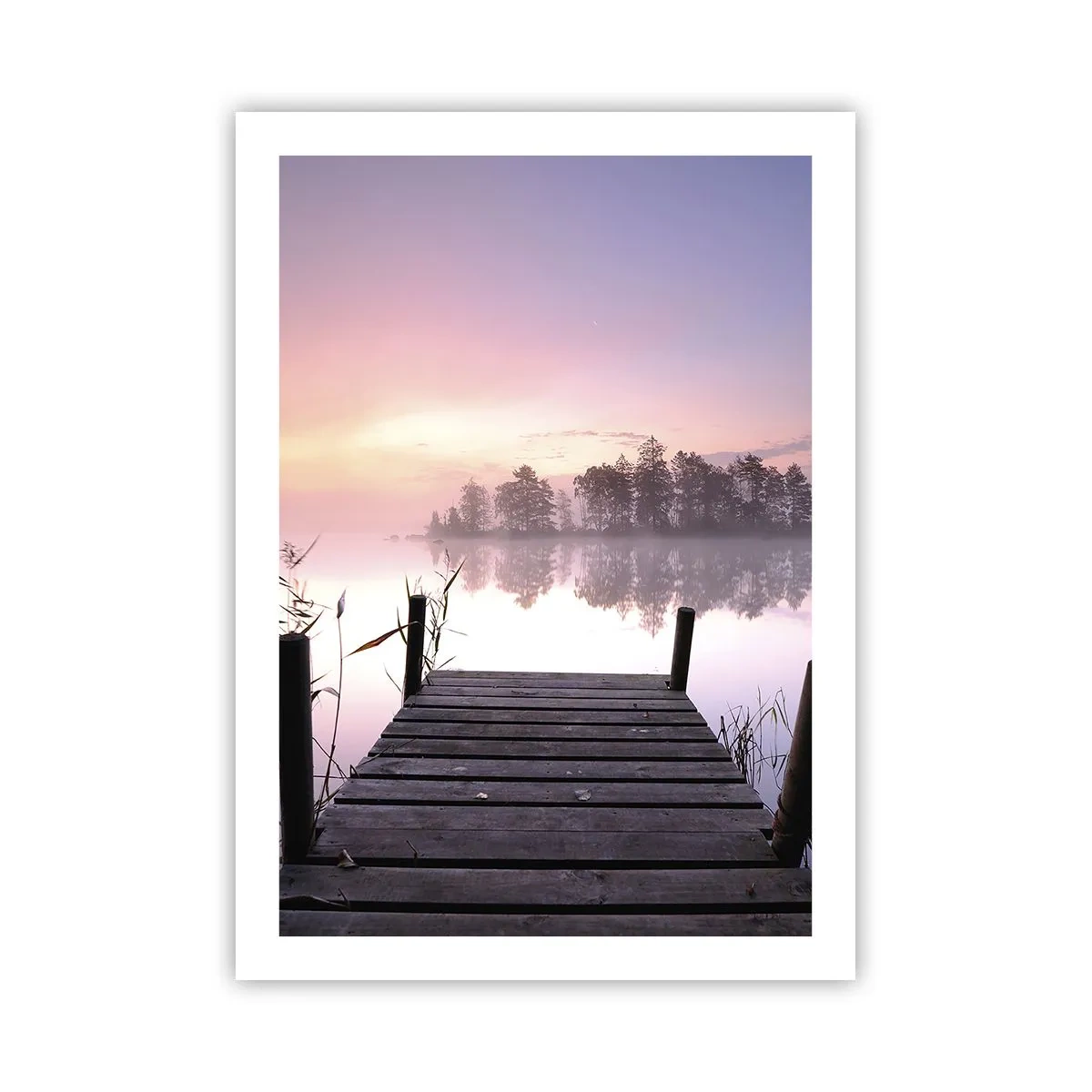 Poster - Ein Seesteg in Pastellfarben am Morgen - 50x70cm - Aus dem lila Nebel ... - Moderne Wanddekoration für Wohnzimmer und Schlafzimmer ARTTOR