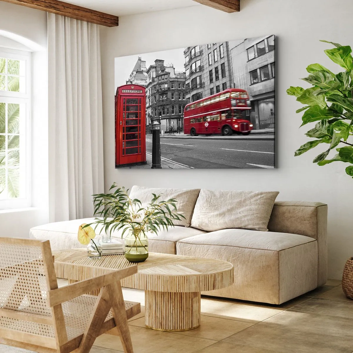 Bild auf Leinwand - Leinwandbild - Eine rote Telefonzelle und ein Doppeldeckerbus in London mit der Stadt im Hintergrund - 70x50cm - Das Rotste in Europa - Moderne Wanddekoration für Wohnzimmer und Schlafzimmer ARTTOR