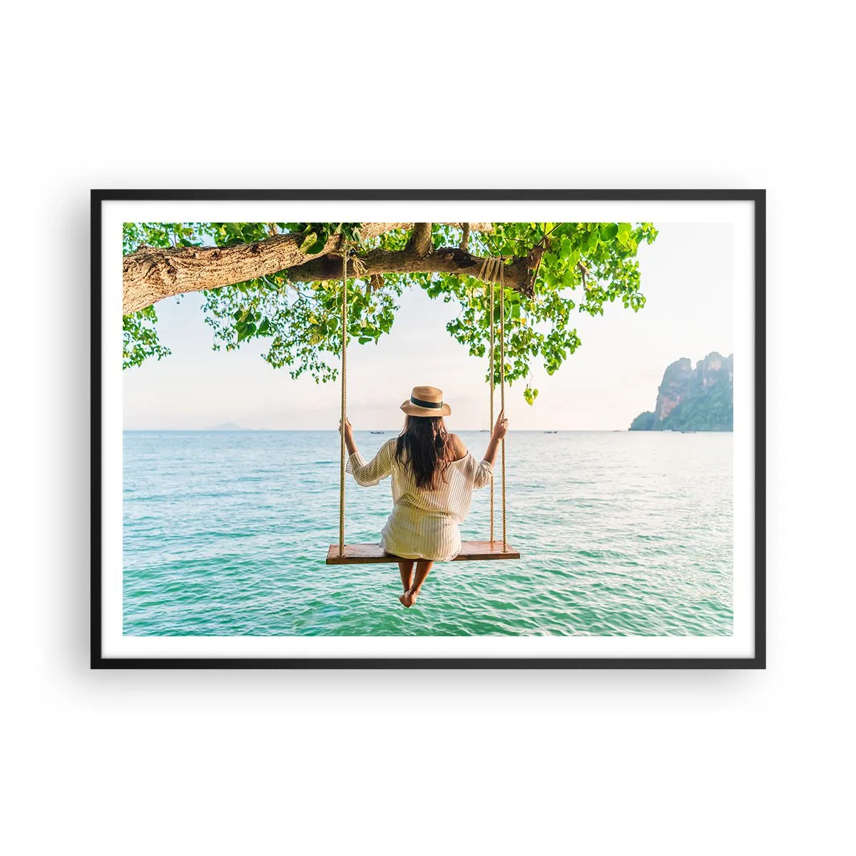 Poster in einem schwarzem Rahmen - Frau auf einer Schaukel am Meer in einer tropischen Landschaft - 100x70cm - Das Leben ist wunderschön - Moderne Wanddekoration für Wohnzimmer und Schlafzimmer ARTTOR
