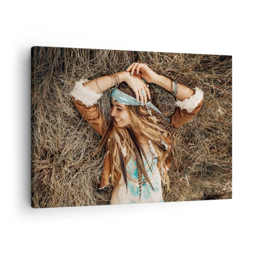 Bild auf Leinwand - Leinwandbild - Frau im Boho-Stil liegt auf Heu - 70x50cm - Auf dem Weg in den Sommer der Liebe - Moderne Wanddekoration für Wohnzimmer und Schlafzimmer ARTTOR