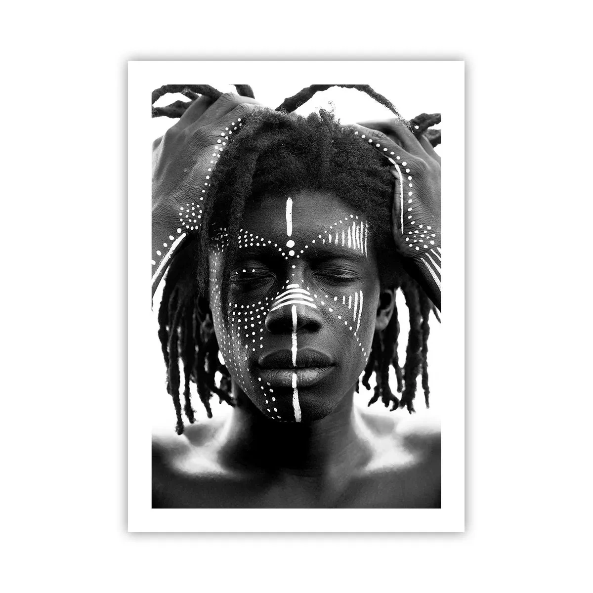 Poster - Ein Mann mit weißen Malereien im Gesicht und an den Händen - 50x70cm - Wo bist du? - Moderne Wanddekoration für Wohnzimmer und Schlafzimmer ARTTOR