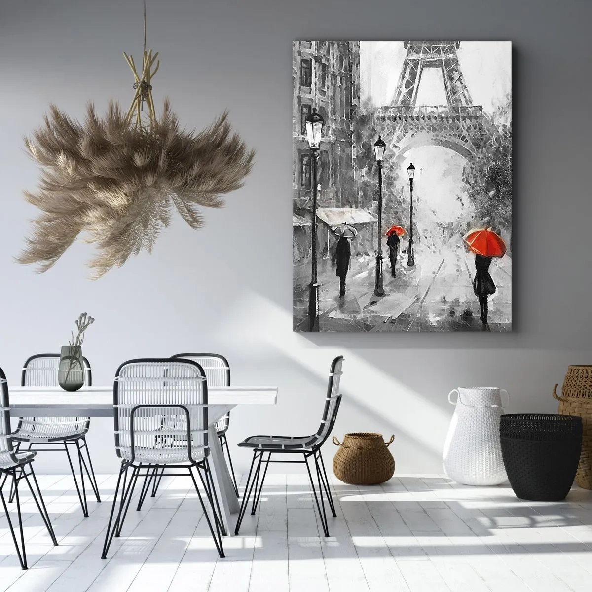 Bild auf Leinwand - Leinwandbild - Eine Straße mit Blick auf den Eiffelturm und roten Regenschirmen - 50x70cm - Alle Wege führen zu ihr - Moderne Wanddekoration für Wohnzimmer und Schlafzimmer ARTTOR