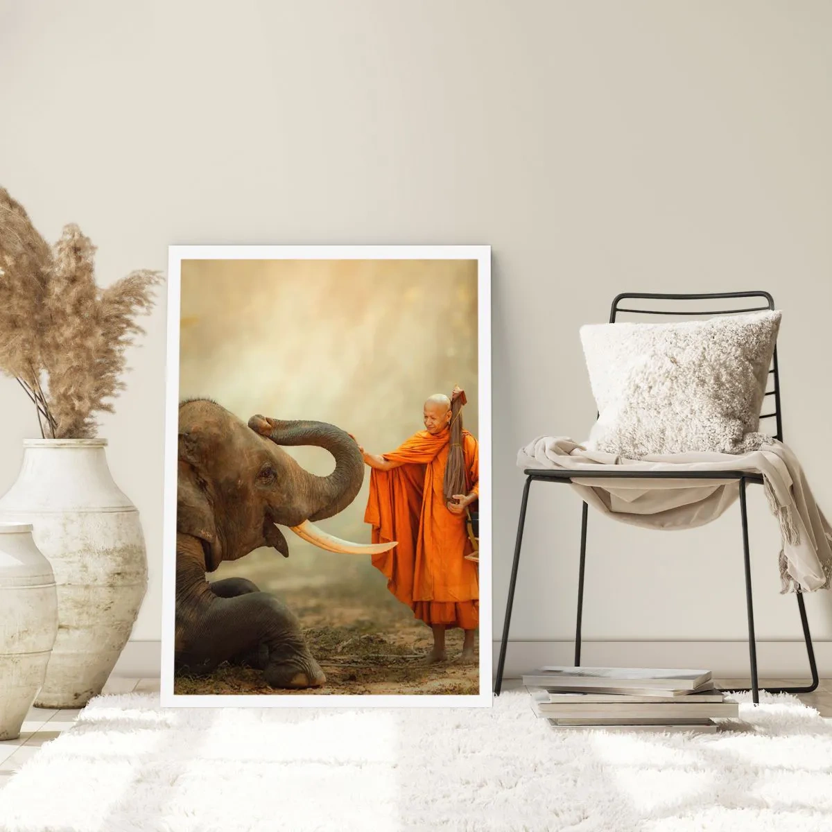 Poster - Ein Mönch in einer orangefarbenen Robe mit einem Elefanten im Hintergrund - 50x70cm - Treffen unterwegs - Moderne Wanddekoration für Wohnzimmer und Schlafzimmer ARTTOR