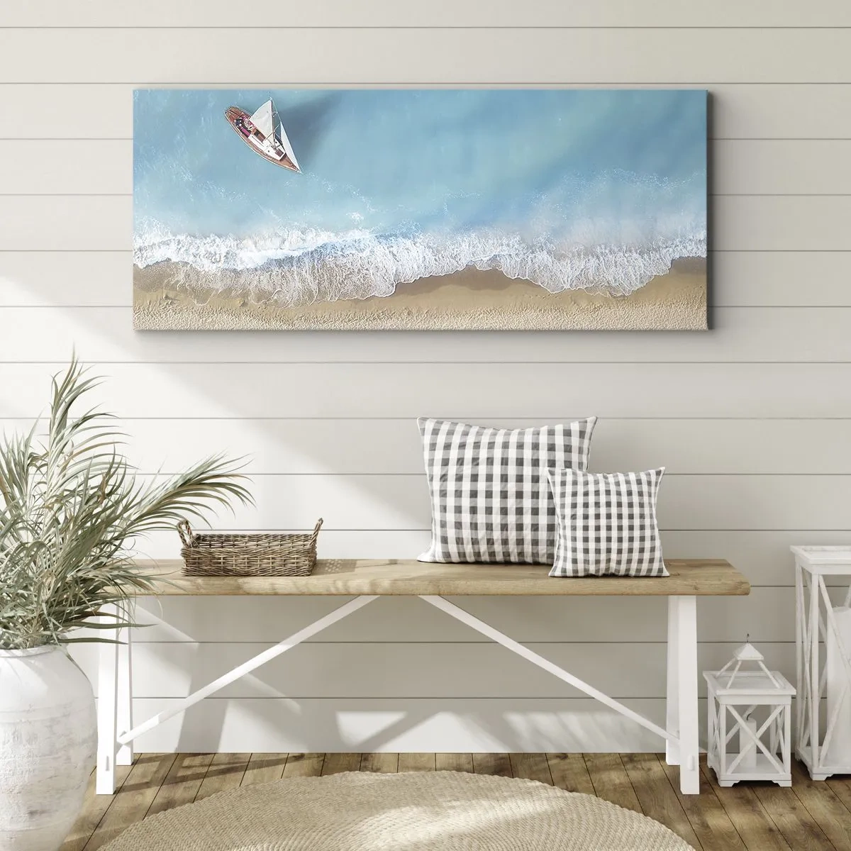 Bild auf Leinwand - Leinwandbild - Eine Vogelperspektive auf ein Boot am Strand - 120x50cm - An der Grenze von Blau und Gold - Moderne Wanddekoration für Wohnzimmer und Schlafzimmer ARTTOR