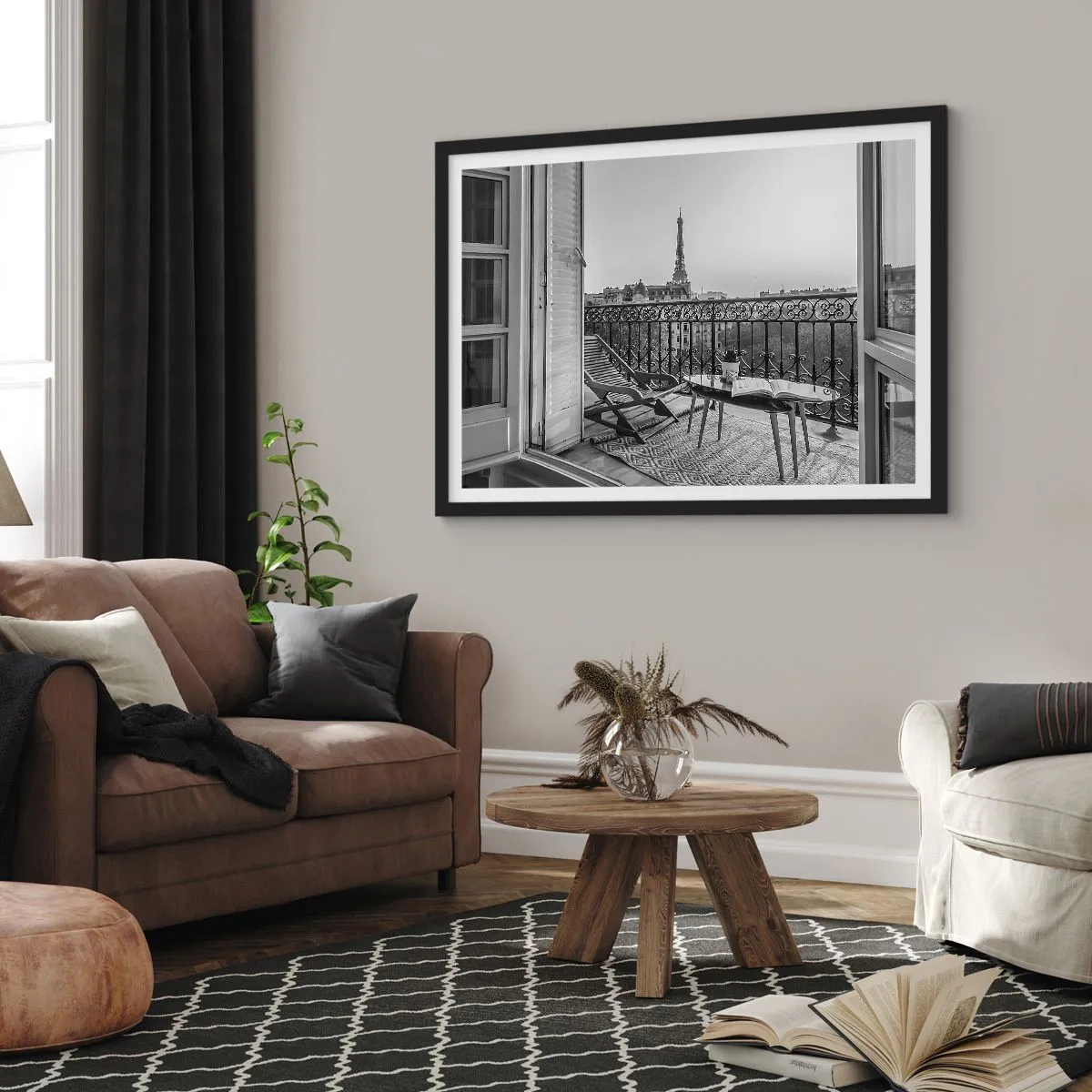 Poster in einem schwarzem Rahmen - Blick auf den Eiffelturm vom Balkon mit Liegestühlen und Tisch - 70x50cm - Pariser Nachmittag - Moderne Wanddekoration für Wohnzimmer und Schlafzimmer ARTTOR