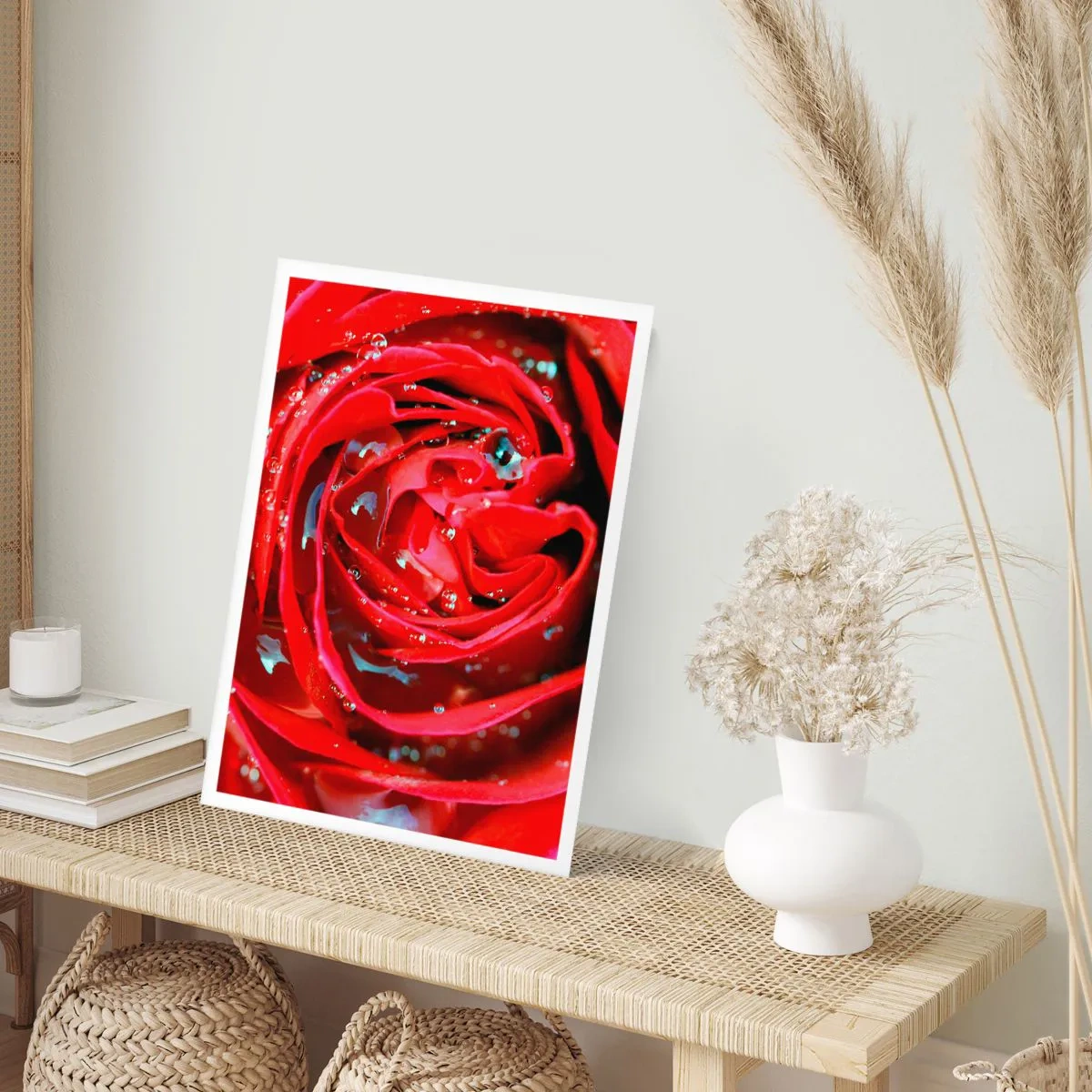 Poster - Nahaufnahme einer roten Rose mit Wassertropfen - 50x70cm - In den Tautropfen - Moderne Wanddekoration für Wohnzimmer und Schlafzimmer ARTTOR
