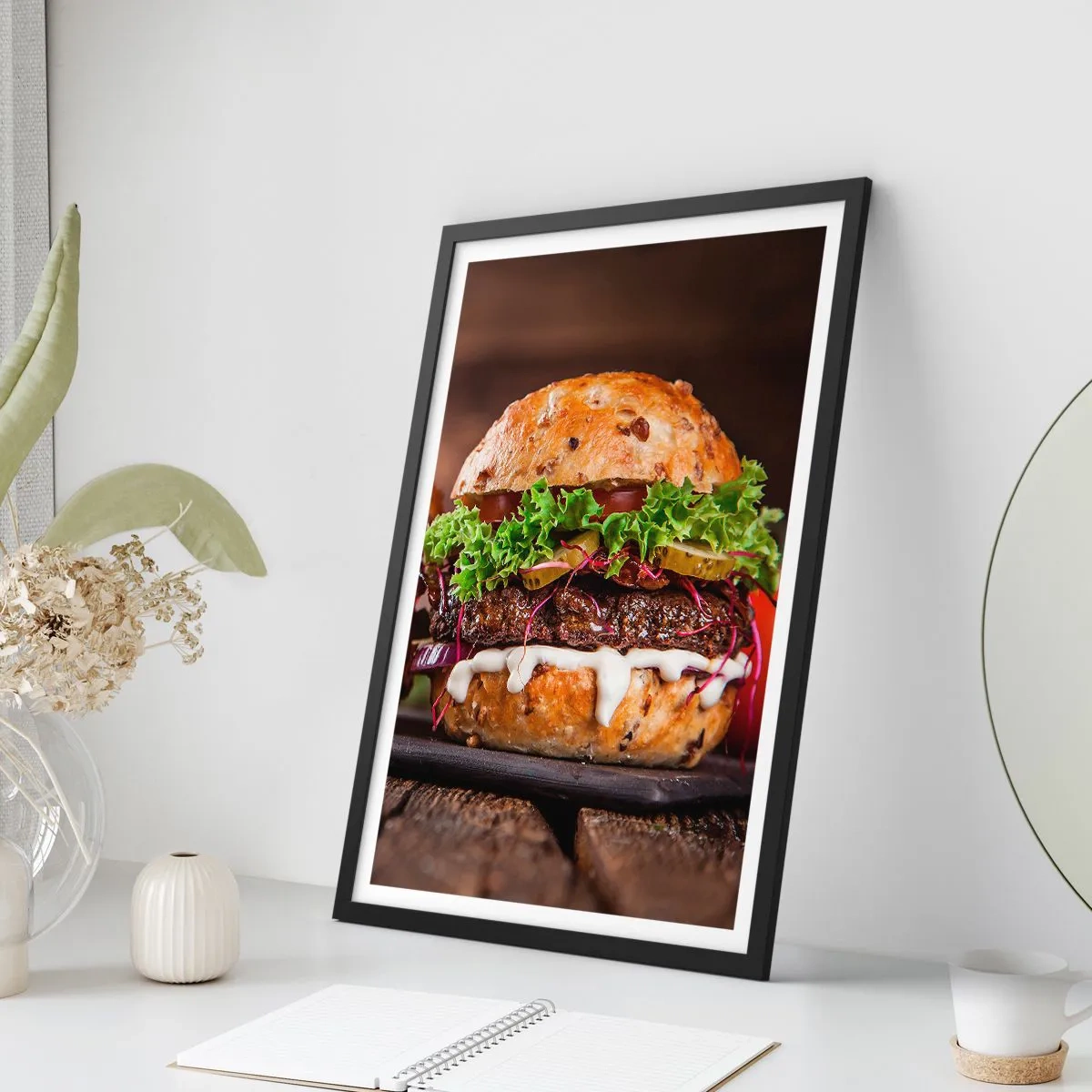 Poster in einem schwarzem Rahmen - Appetitlicher Burger mit Gemüse und Sauce - 50x70cm - Amerikanischer Traum - Moderne Wanddekoration für Wohnzimmer und Schlafzimmer ARTTOR