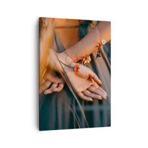 Bild auf Leinwand - Leinwandbild - Sinnliche Hände mit Blumen in einer natürlichen Umgebung - 50x70cm - Verbunden mit der Natur - Moderne Wanddekoration für Wohnzimmer und Schlafzimmer ARTTOR