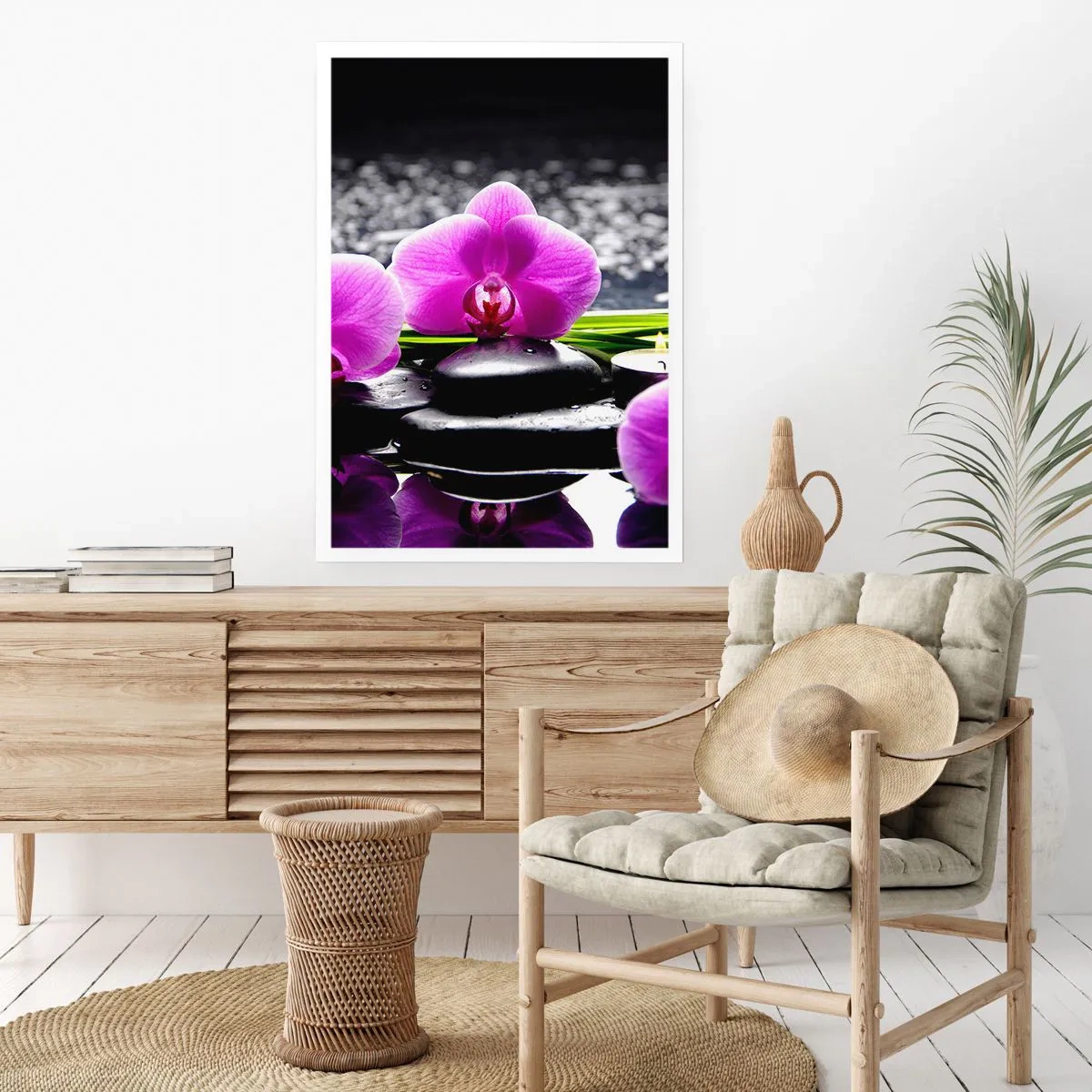 Poster - Eine violette Orchidee vor einem Hintergrund aus Steinen und Wasser in einer Spa-ähnlichen Umgebung - 50x70cm - In Ruhe ertrinken - Moderne Wanddekoration für Wohnzimmer und Schlafzimmer ARTTOR