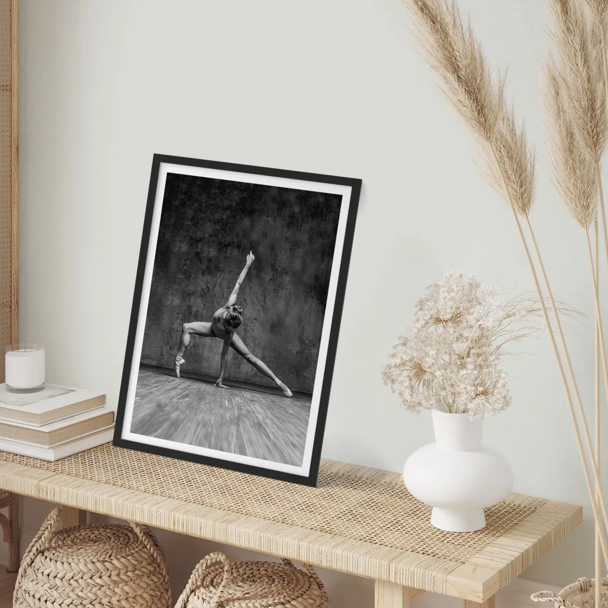 Poster in einem schwarzem Rahmen - Eine schwarz-weiße Ballerina in einer dynamischen Pose vor einer rohen Wand. - 50x70cm - Das Ideal des Gleichgewichts - Moderne Wanddekoration für Wohnzimmer und Schlafzimmer ARTTOR