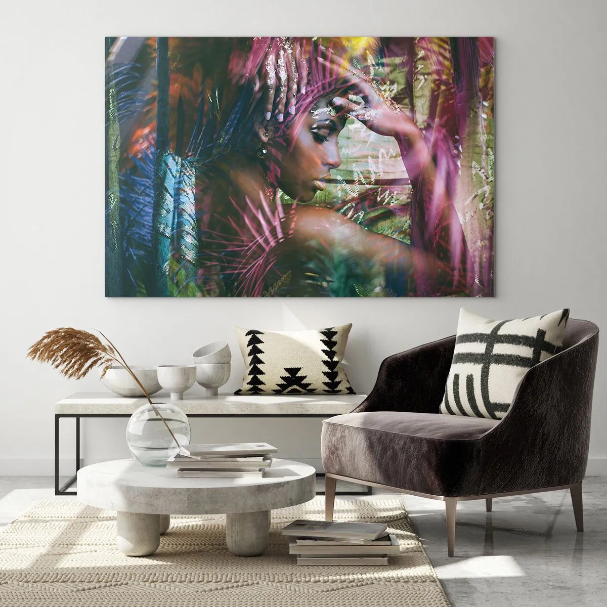 Glasbild - Bild auf glas - Ein Frauenporträt zwischen tropischen Blättern und Lichtreflexen. - 100x70cm - Mutter Natur im Dschungel - Moderne Wanddekoration für Wohnzimmer und Schlafzimmer ARTTOR