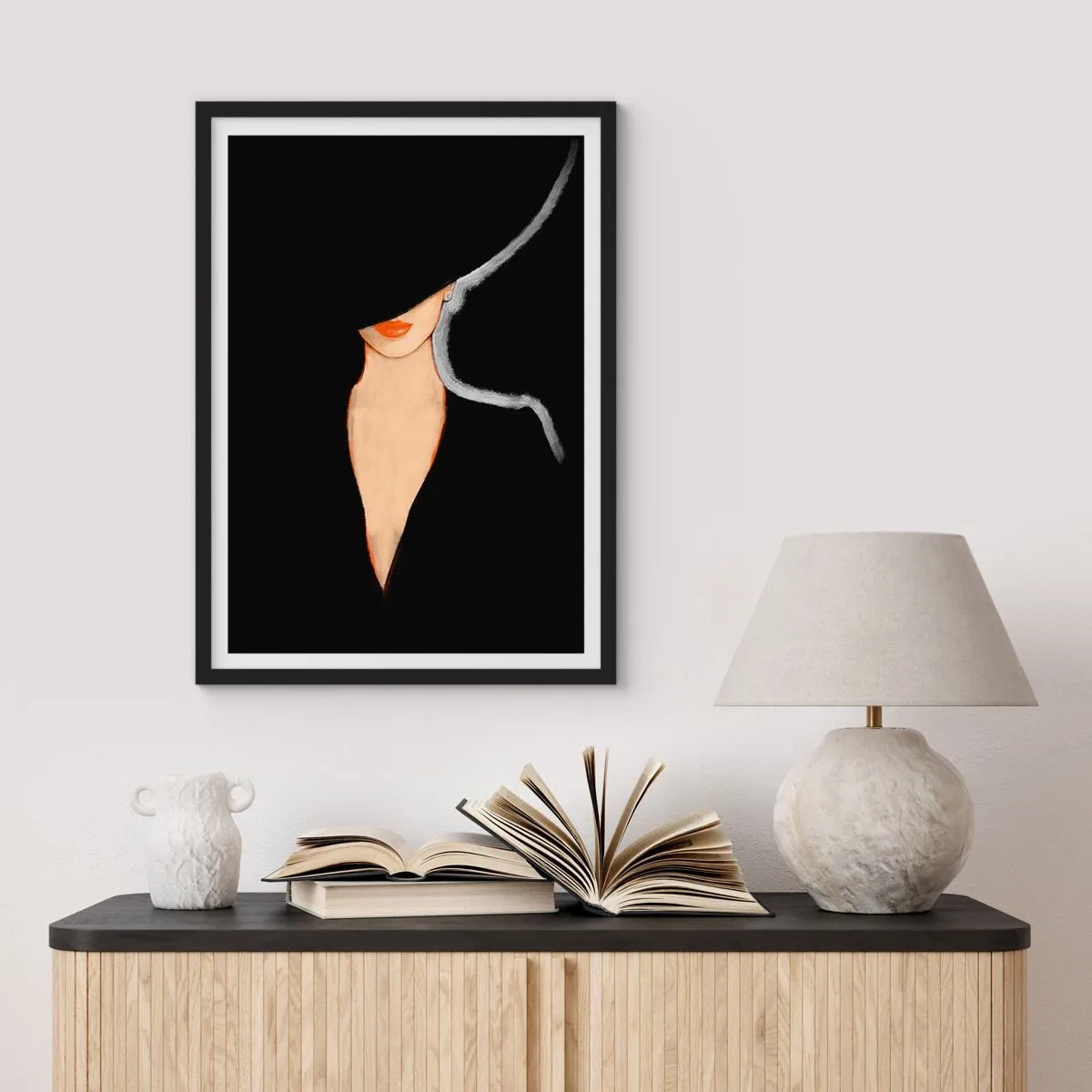 Poster in einem schwarzem Rahmen - Eine Frau mit Hut und roten Lippen auf schwarzem Hintergrund - 50x70cm - Eleganz und Stil - Moderne Wanddekoration für Wohnzimmer und Schlafzimmer ARTTOR