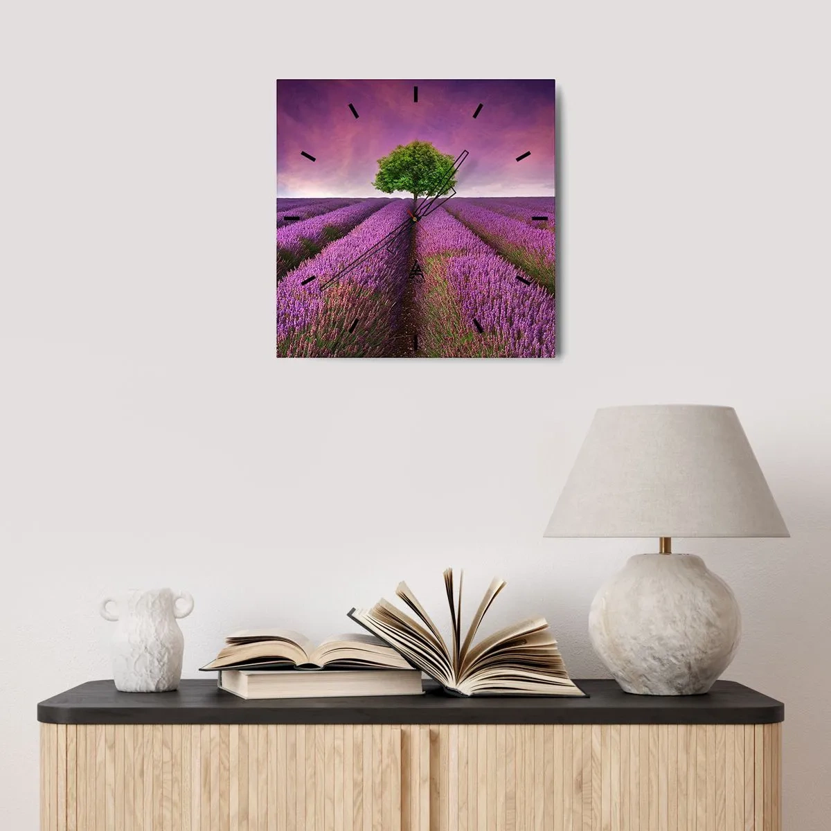 Wanduhr - Glasuhr - Ein Lavendelfeld mit einem einsamen Baum und einem violetten Himmel - 30x30cm - Auf Lavendelfeldern - Moderne Wanddekoration für Wohnzimmer und Schlafzimmer ARTTOR