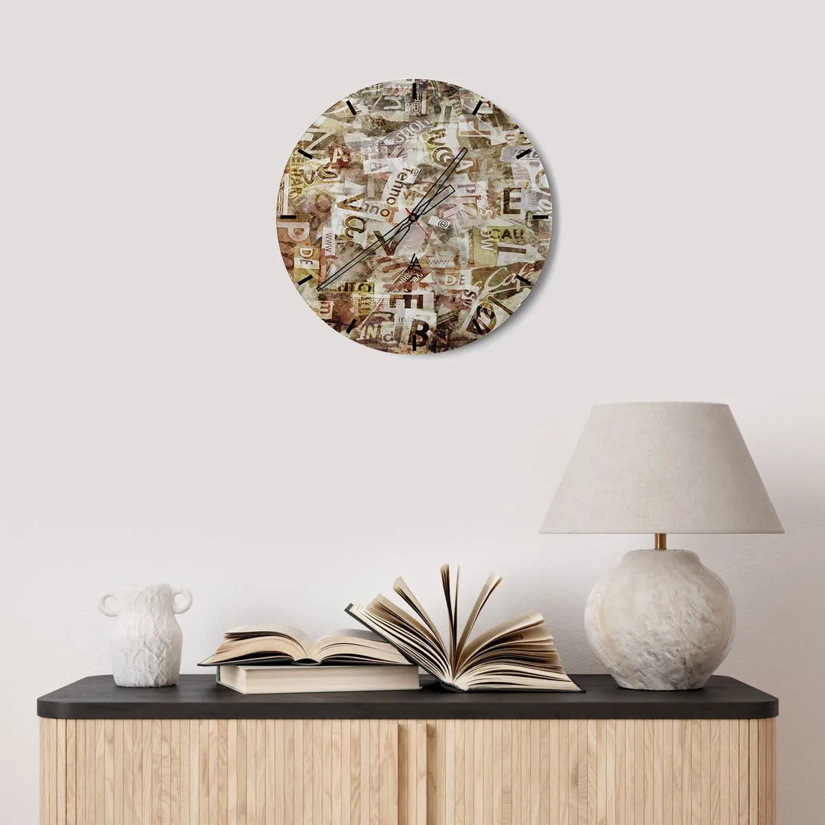 Wanduhr - Glasuhr - Abstrakte Komposition mit Buchstaben in Beige- und Brauntönen - 30x30cm - Ich vereinige das Geschwätz - Moderne Wanddekoration für Wohnzimmer, Küche und Schlafzimmer ARTTOR
