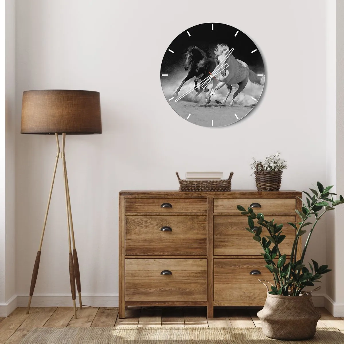 Wanduhr - Glasuhr - Ein schwarz-weißes Motiv von galoppierenden Pferden vor einem staubigen Hintergrund. - 30x30cm - Galopp der Freiheit - Moderne Wanddekoration für Wohnzimmer, Küche und Schlafzimmer ARTTOR