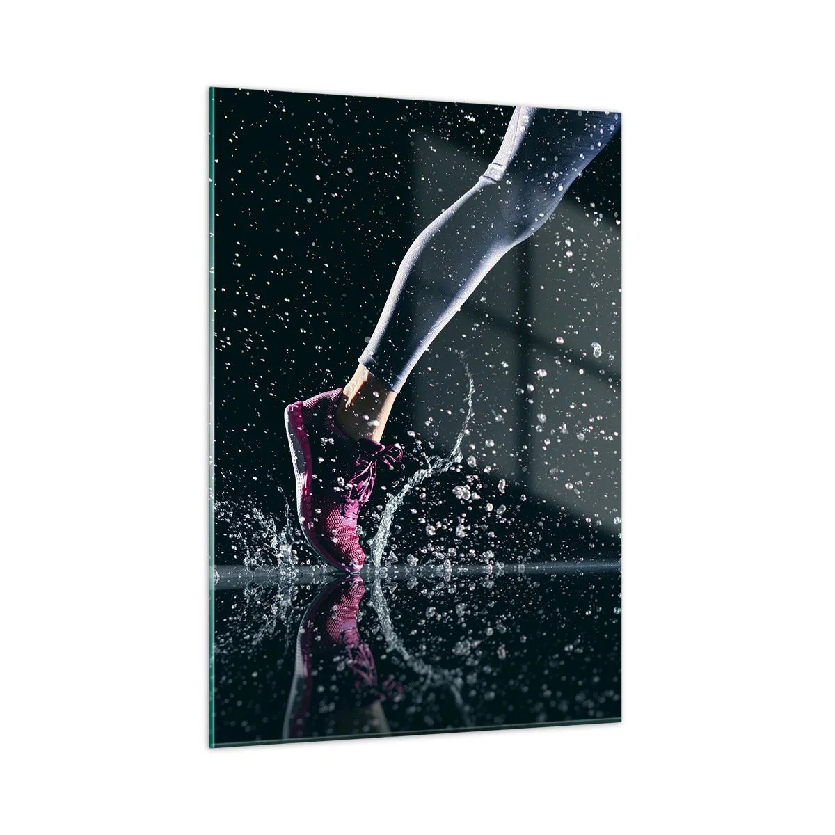 Glasbild - Bild auf glas - Laufen durchs Wasser in Sportschuhen vor dunklem Hintergrund - 50x70cm - Wie viel Kraft in den Beinen - Moderne Wanddekoration für Wohnzimmer und Schlafzimmer ARTTOR