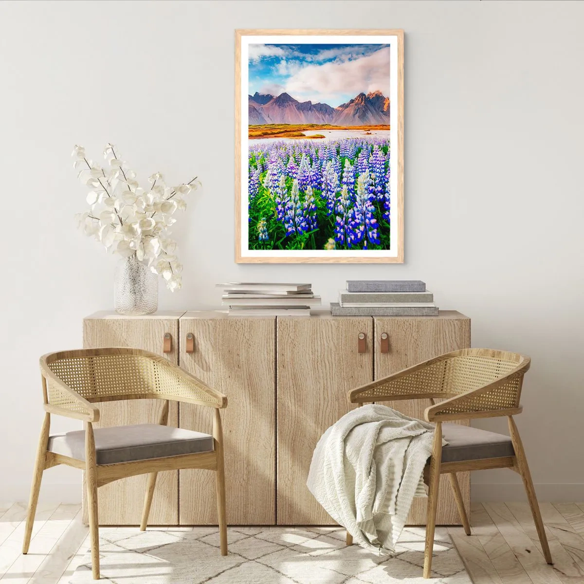 Poster in einem Rahmen aus heller Eiche - Kraft und Strenge neben Sanftmut - 50x70 cm